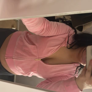 Rosa hoodie med dragkedja - Säljer en supermjuk rosa hoodie med dragkedja framtill. Juciy. Bra skick inte använd mer än 2 gånger 