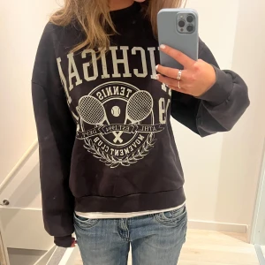 Sweatshirt - Supercool sweatshirt från ginatricot! Storlek S, använd gärna köp nu 🤩