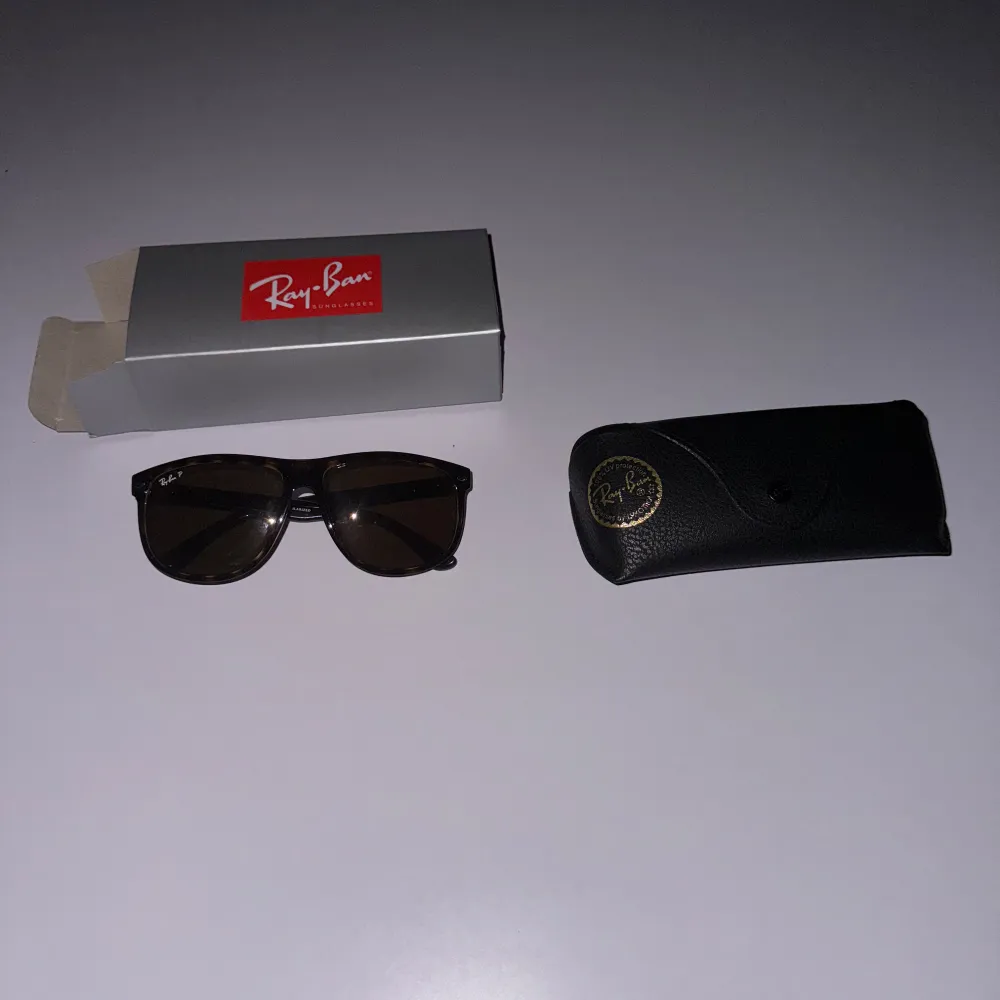 Säljer ett par snygga solglasögon från Ray-Ban i mycket bra skick. De har en klassisk design med mörka glas och en svart båge. Perfekt för både vardag och fest! Kommer med originalfodral och putsduk.. Accessoarer.