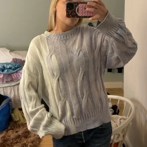 Tiedye stickad tröja eytys - Super najs stickad tröja i batik/tiedye samt med kabelstickat mönster. Ifrån eytys!✨✨