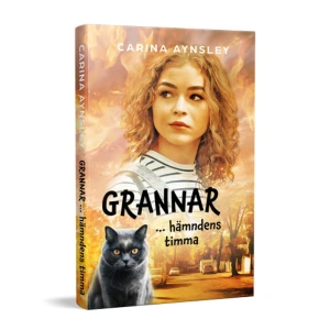 Grannar - hämndens timma (pocket) - "Grannar- hämndens timma" är fortsättningsromanen på "Grannar - i nöd och lust" av Carina Aynsley. Barndomsvännerna Maria och Lisa har båda hittat den stora kärleken i Koskenjärvi, norra Finland. De bor grannar i det fridfulla området Naapurikatu 84-88, men upptäcker snart att under småstadsidyllen lurar skrämmande hemligheter. De unga kvinnorna har fullt upp med att försöka lösa mysterierna samtidigt som släktingar i hemstaden Gävle behöver deras hjälp mot galna grannar. Allt når sin kulmen när hämndens timma slår. En tragikomisk och romantisk spänningsroman som lockar till både skratt och tårar och är en fristående fortsättning på "Grannar i nöd och lust". Basilica 55 på Instagram/25 juli: Två lättlästa och mycket välskrivna böcker som du inte får missa. För mig är det här riktigt bra feelgood, med kärlek, vänskap, god mat, humor, komplicerade relationer och ett spännande avslut. Maria och hennes barndomsvän är båda från Gävle. Hon har precis träffat sitt livs stora kärlek och flyttat med honom till Koskenjärvi i norra Finland. När Lisas mamma går bort får hon veta att hennes okände pappa kommer från vårt grannland i öst och att hans senast kända adress är i Koskenjärvi. Där i det fridfulla området Naapurikatu 84 88 möts väninnorna igen och där börjar också en rad dråpliga och tragiska, men också glädjefyllda händelser ta form. Båda de här böckerna är uppbyggda av många kluriga och intressanta delar som knyts samman till en riktigt bra berättelse. Det är också lätt att ta till sig flera av karaktärerna, även om Maria blivit en favorit hos mig. Jag tyckte väldigt mycket om Carina Aynsleys 52 år och okysst om Lotten Stoor, men här har @supercarina1 överträffat sig själv och jag är väldigt intresserad av vad hon kommer att presentera i sitt fortsatta författarskap. Jag väntar med stort intresse på hennes nästa bok som jag vill tro kommer ta upp många intressanta ämnen. basilicablogg.sehttps://rammengarden.blogspot.com/2022/07/grannar-hamdens-timmar.htmlFinns även som e-bok 978-91-88925-95-4    Format Pocket   Omfång 244 sidor   Språk Svenska   Förlag Bokförlaget K&amp;R   Utgivningsdatum 2022-06-07   Medverkande Mia Fallby   ISBN 9789188925800  