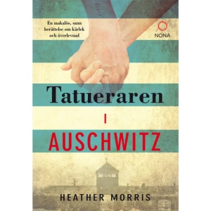 Tatueraren i Auschwitz (pocket) -   Format Pocket   Omfång 270 sidor   Språk Svenska   Förlag Bokförlaget NoNa   Utgivningsdatum 2019-06-28   Medverkande Tomas Håkanson   ISBN 9789188901156  