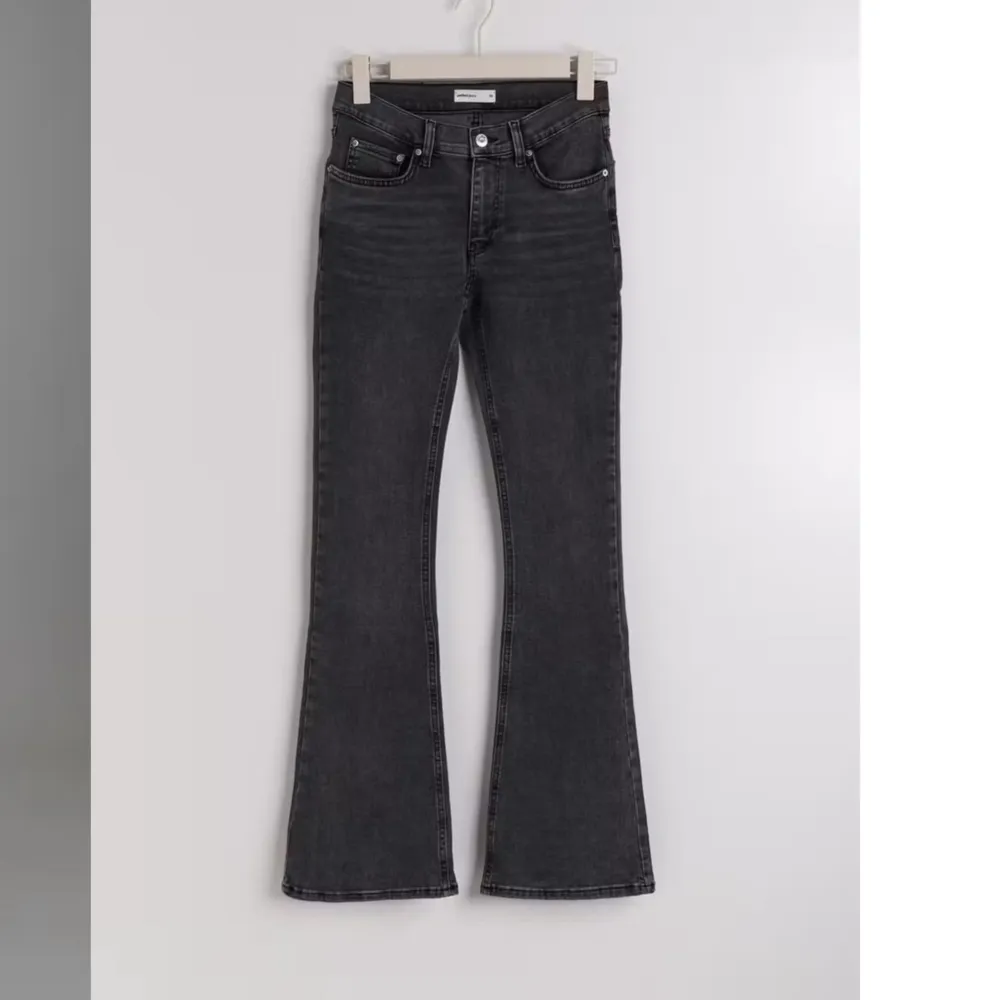 Snygga svarta lågmidjade bootcut jeans i mycket bra skick.  De är just nu slut i denna storlek på hemsidan och köpta för 499 och jag säljer för 299, men är öppen för prisförslag. Skulle även säga att denna storlek passar för de som har 34 med❤️. Jeans & Byxor.