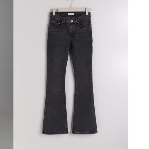 Svarta bootcut jeans - Snygga svarta lågmidjade bootcut jeans i mycket bra skick.  De är just nu slut i denna storlek på hemsidan och köpta för 499 och jag säljer för 299, men är öppen för prisförslag. Skulle även säga att denna storlek passar för de som har 34 med❤️