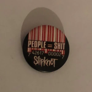 Slipknot pin - Slipknot pin köpt från bluefox, lyssnar inte på dem längre därför säljer jag den