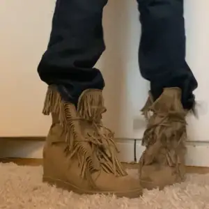 Säljer ett par snygga beige boots i mocka med fransar. De har en inbyggd kilklack. Skorna har en cool boho-stil och passar både till jeans och klänning. De är i mycket bra skick. Använda 1-2 gånger. Köparen står för frakten🩷