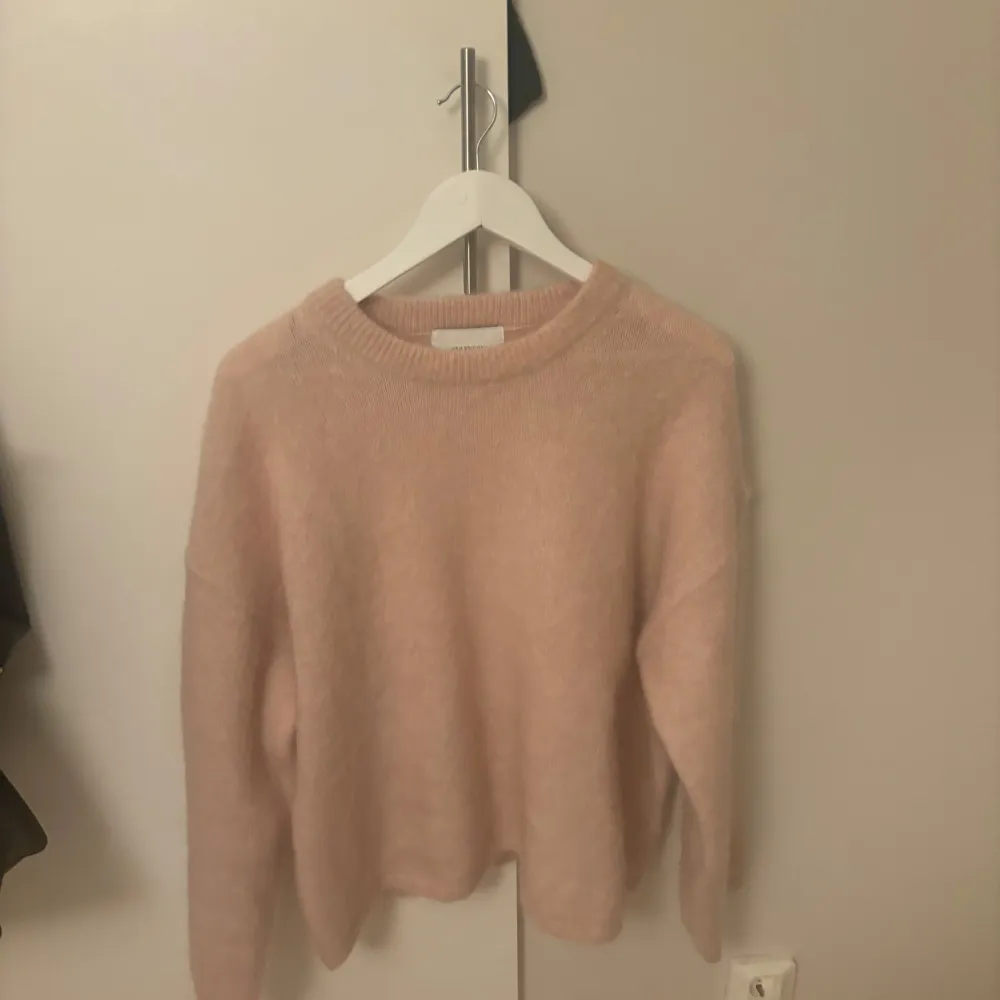 Mysig rosa tröja från H&M Edition i ett mjukt material. Perfekt för kyliga dagar med sin enkla och stilrena design. Tröjan har långa ärmar och en rund halsringning. Passar både till vardags och lite finare tillfällen. 🧡. Tröjor & Koftor.