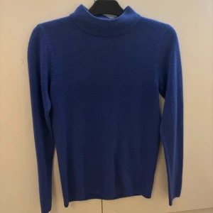 Blå polotröja - Säljer en marinblå polotröja i mycket bra skick. Tröjan har långa ärmar och en klassisk polokrage💙