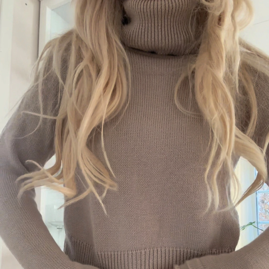 Beige stickad polotröja