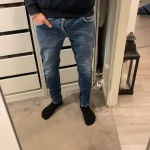 Blåa dondup jeans i 10/10 skick. Perfekta för vardagsbruk eller en avslappnad utekväll. Passar till det mesta i garderoben! Skriv vid bud eller funderingar!