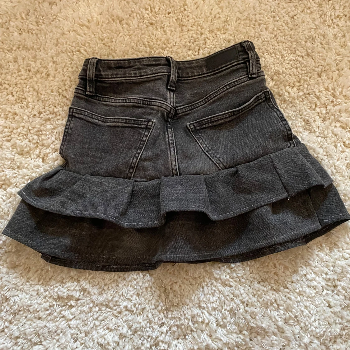 Svart jeanskjol med volang - 91