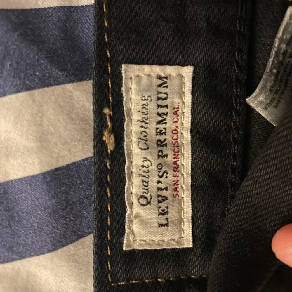 Fina jeans som är använda några gånger men inga skador . Jeans & Byxor.