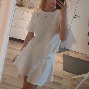 Boucle set feån hm - Säljer ett superfint vitt boucle set i nytt skick med prislapparna kvar. Den har korta ärmar och dekorativa guldknappar på axeln och vid fickorna. Settet har en elegant och chic stil som passar både till vardags och fest. 🕊️✨