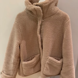 Teddy jacka  - Teddyjacka från Pernilla Wahlgren. Varm och gosig perfekt till höst/vinter. Liten sminkfläck på kragen men går att ta bort. 