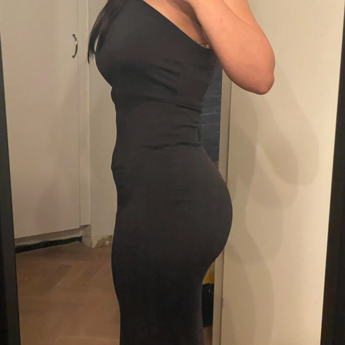 Svart  långklänning med fin detalj i halsen - 90