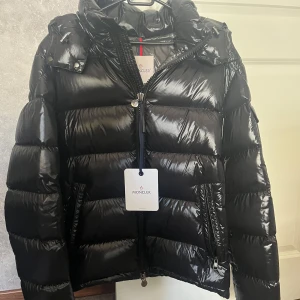 Moncler Maya 10/10 - Säljer nu min splitternya Moncler Maya som skulle användas i vintras men som aldrig kom till användo! Jackan är köpt från Haiendo, har fortfarande alla tags på sig och är helt oanvänd. Storlek: 3 (M/L)  Nypris: 16000kr 