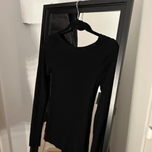 Långärmad topp - En super fin långärmad äkta topp från märket Tiger of Sweden. Använd en gång och har inga defekter. Tycker själv den påminner lite om en intimissimi tröja fast i ett tjockare material. Den är i storlek M.