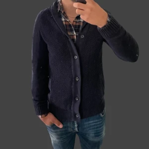 Marinblå cardigan  - Säljer denna riktigt fina tröjan. Perfekt för en som söker en snygg cardigan till hösten vintern 