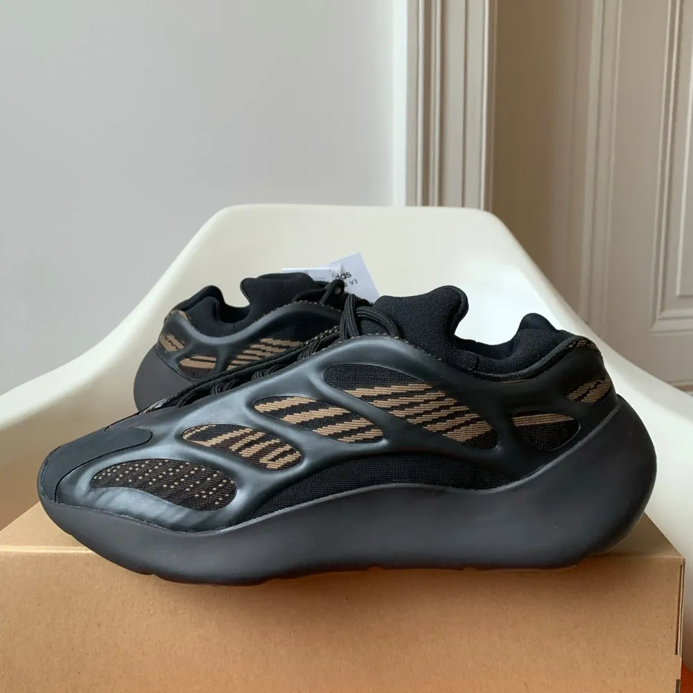 Ett par Yeezy Boost 700 V3 i färgen Clay Brown. Inköpta via raffle på SNS år 2020. Storlek US 10,5. I nyskick.. Skor.