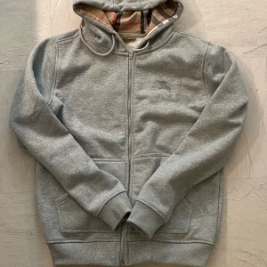Burberry hoodie - Säljer nu min burberry hoodie har använt den en gång så den är i ny skick, Storlek S skulle kunna passa folk med storlek XS 