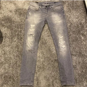 Dondup jeans - Tjena, säljer nu mina dondup jeans i storlek 33, säljer pågrund utav att de inte kommer till användning längre. Nypris 3500 mitt pris 1200kr, det är bra skick på jeansen. hör gärna av er vid fler frågor och funderingar!