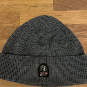 Parajumper Mössa - Hej! Nu säljer jag min Parajumper mössa. Väldigt bra skick och perfekt nu när det börjar bli kallt. Pris kan diskuteras