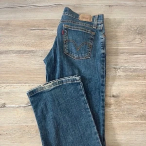 Lågmidjade levisjeans - Så snygga lågmidjade bootcutjeans från Levis! Skulle säga att dom är med S än M så ganska små i storleken😇
