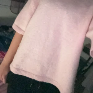 Stickad T-shirt  - En fin stickad T-shirt som jag vill antingen sälja eller byta till storlek S! Helt ny andvänd 1 gång då jag köpte fel storlek💕