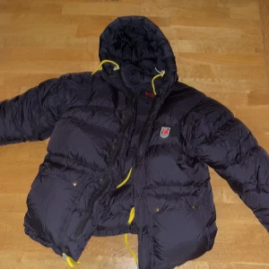Fjällräven - Hej jag säljer min mammas fjällräv jacka som är ny pris på 5300 och som hon inte vill ha längre den är i bra skick har inga skador och är varm för vintern och som har storleken xxs men kan även passa s och xs Vi kan diskutera pris i dm