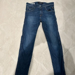 Säljer mina replay jeans - Jätte bra skick har använt den 2-4 gånger den är för låten för mig nu!