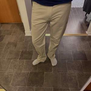 Ett par beige jeans i stolek M. Kan också skrivas som 32/32. Köpta för 399 kr på Carlings från märket Vailent. Skicket är 10/10! Modellen är loose jeans. Pris går att diskuteras!🥂