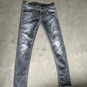 Gråa Tiger Of Sweden Jeans  - Säljer nu ett par riktigt snygga par jeans från Tiger Of Sweden. Dom är nya och saknar enbart prislapp. Jeansen är i slim modell och W33/L32. Ny pris runt 1600kr. Hör av er vid funderingar. Pris kan diskuteras vid snabb affär 