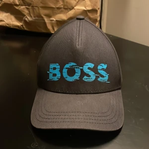 Boss keps - Boss keps knappt använd för har haft andra kepsar, är en limeterad keps så går ej att få tag på längre då den inte säljs mer