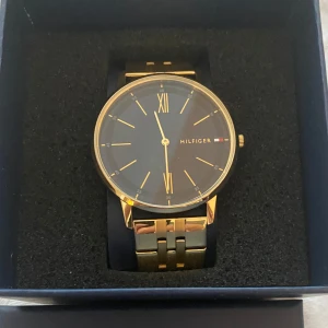 Tommy hilfiger klocka - Tommy hilfiger guldklocka, nyskick.