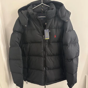 Polo Ralph lauren jacka - Sjukt snygg och trendig vinterjacka ifrån polo Ralph lauren! Den är köpt på macys i usa för ca 6000kr men då jag tyckte den var lite stor så säljer jag den vidare! Alla lappar sitter kvar! Skriv vid frågor/ mått.