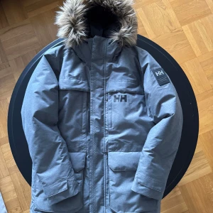 Helly Hansen Reine Parka - Helly Hansen vinterjacka köpt för några år sedan men kom aldrig till användning. Varm och vattentät. Säljer nu när jag insett att jag inte kommer använda den. Nypris är 3500 kronor, mitt pris är 1995. Priset går självklart att diskutera.