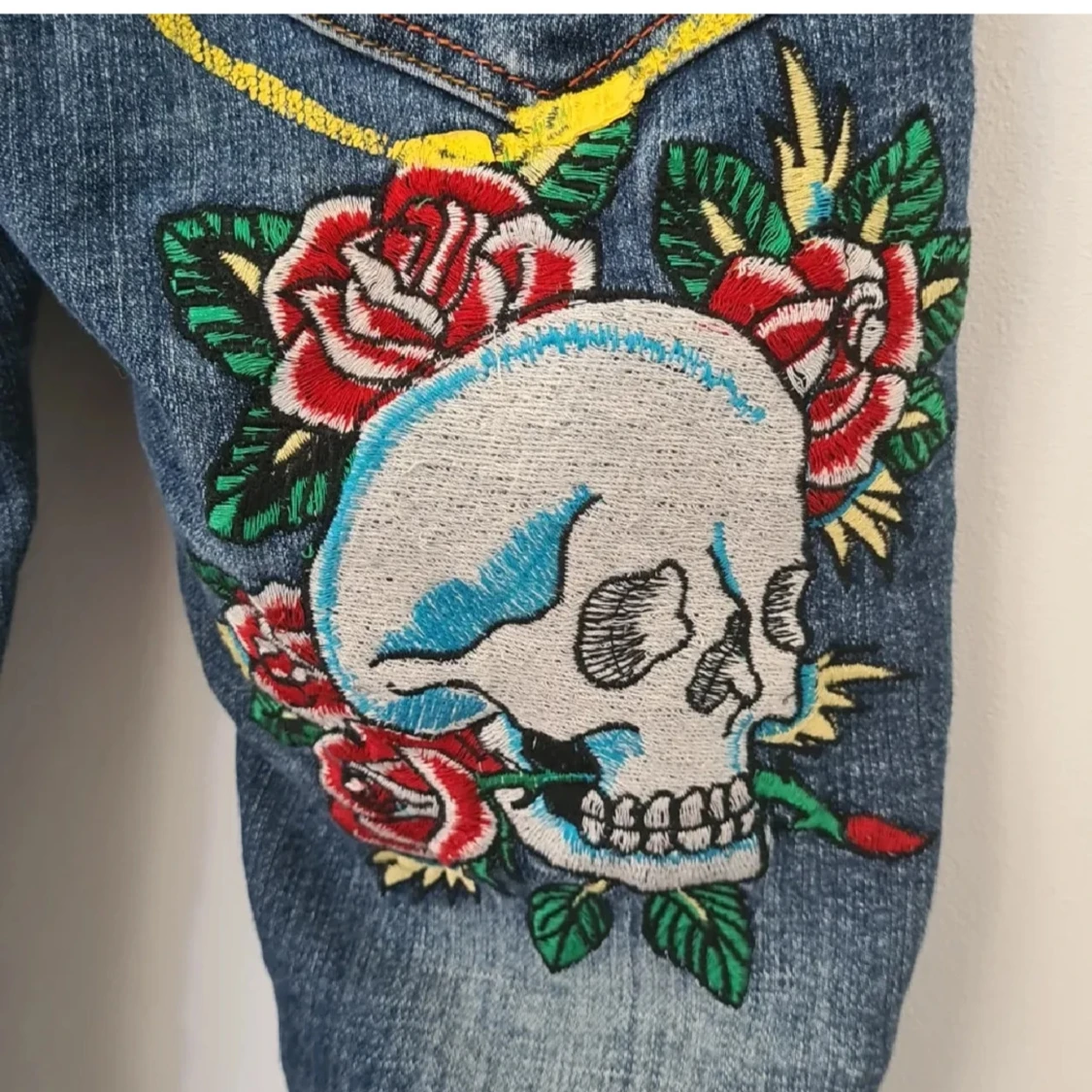 Lågmidjade ed hardy jeans med detaljer - 93