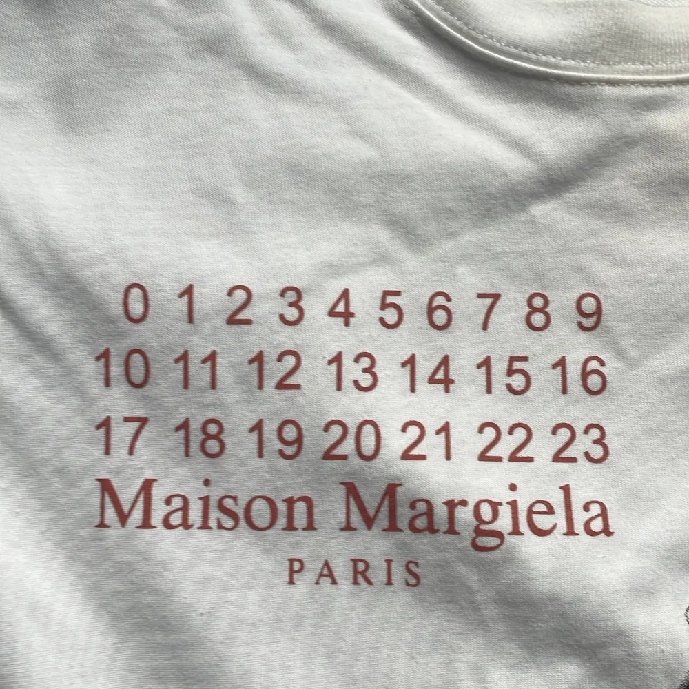 Fet Maison margiela t-Shirt med snyggt tryck. Använd en gång, skick 10/10 Storlek M. T-shirts.