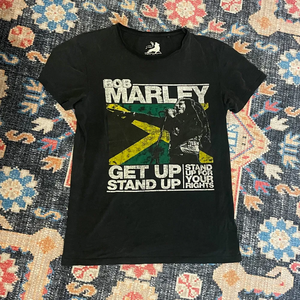 Härlig t-shirt med Bob Marley tryck. Rätt så använd t shirt som ger den en najs, utsliten känsla. Även lite blekt på baksidan av tröjan.  Skriv vid frågar eller fler bilder. T-shirts.