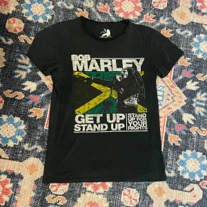 Bob Marley t-shirt - Härlig t-shirt med Bob Marley tryck. Rätt så använd t shirt som ger den en najs, utsliten känsla. Även lite blekt på baksidan av tröjan.  Skriv vid frågar eller fler bilder