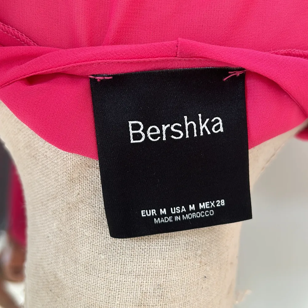 Rosa flowy topp från bershka, storlek M. Toppar.