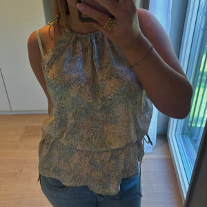 H&M topp - Säljer denna jättesnygga toppen från H&M i storlek S. Man knyter på sidorna för att kunna justera storleken. Skulle därför säga att den passar S-L. Så fint mönster och lite öppen i ryggen☺️