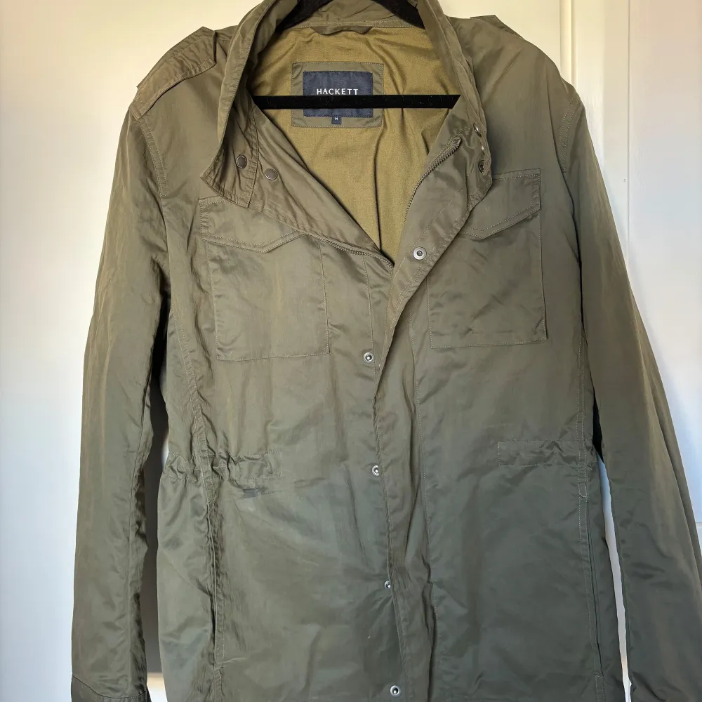 Säljer du denna feta hackett london fieldjacket som köptes förra våren. Väldigt fint skick på den. Nypris ligger runt 4000 kronor. Skriv gärna vid fler funderingar!. Jackor.