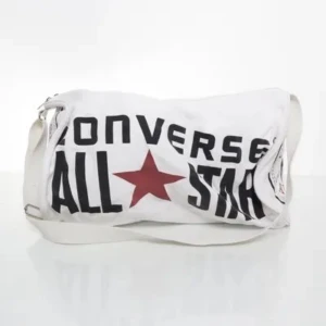 Converse All Star ”Legacy” träningsväska vit - Converse All Star väska i vitt med svart tryck. Väskan har en axelrem och en dragkedja. Den är perfekt för att ta med sig till gymmet eller på resan.   Färg: Vit Skick: Begagnat använt skick med smärre fläckar och några småhål i botten (se bild 5).