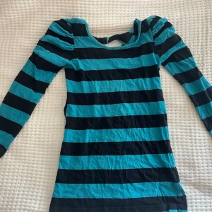 Randig långärmad topp - Säljer en superfin randig topp i svart och blått. Den har långa ärmar och en cool detalj med öppen rygg. Perfekt för både vardag och fest! 💙🖤