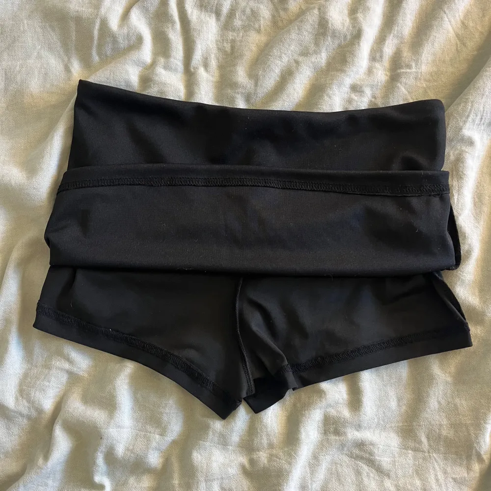 Den ultimata minikjolen! Kjolen har inbyggda shorts så du behöver inte oroa dig om kjolen glider upp. Perfekt till en utekväll och har ett skönt stretchigt material . Kjolen är ungefär 28cm lång och är helt oanvänd. 🖤. Kjolar.