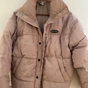 Jacka - Sälja min jacka från H&M. Kan mötas upp i T-central. 