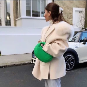 Jättefin ljusbeige kappa💕 - Äkta päls, kappan är använd några ggr, bra skick