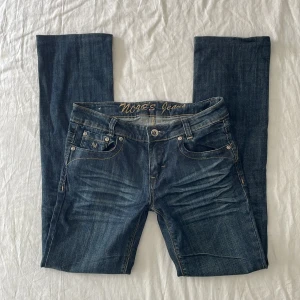 Vintage jeans - Bra skick, skulle säga att de är midrise! har inga bilder på då de är för små💗 Mått: midjemått rakt över 38 grenhöjd 20,5 benöppning 18,5 lår 23 Innerbenslängd 77cm, passar någon runt 165