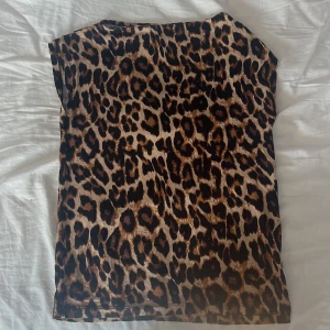 Leopard t-shirt  - Leopard t-shirt från lager 157 st xs slutsåld i butik använd två ggr 